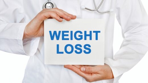 Doktor som håller skylt med texten Weight Loss