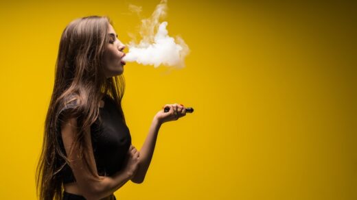 Kvinna som använder vape